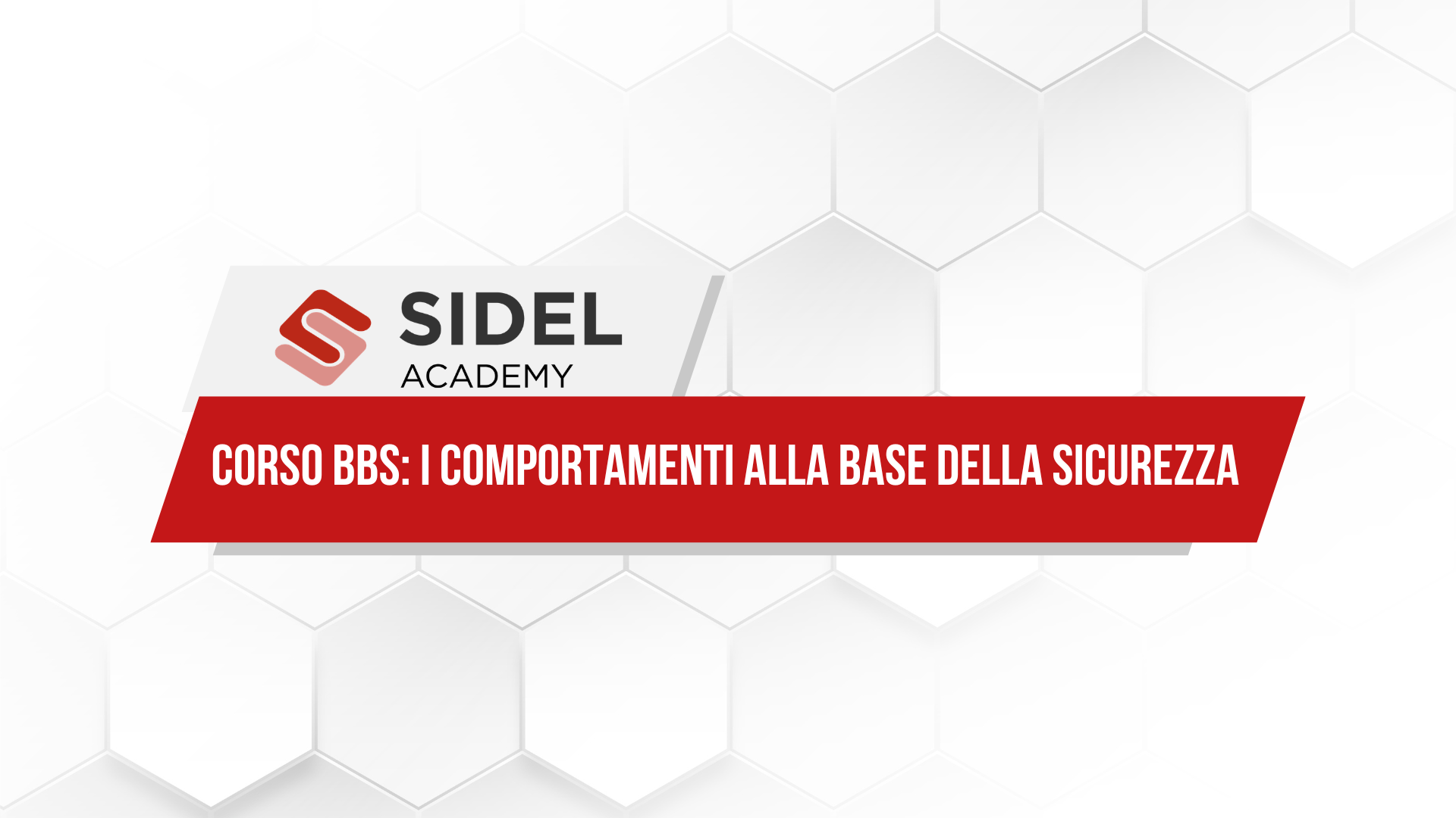 Grafica promozionale di Sidel Academy su sfondo bianco con pattern geometrico a esagoni grigio chiaro. Nella parte centrale a sinistra è presente il logo "SIDEL ACADEMY" composto da una "S" stilizzata rossa e marrone e dal testo in nero. Sotto il logo, una fascia rossa orizzontale obliqua contiene il titolo del corso in lettere maiuscole bianche: "CORSO BBS: I COMPORTAMENTI ALLA BASE DELLA SICUREZZA".